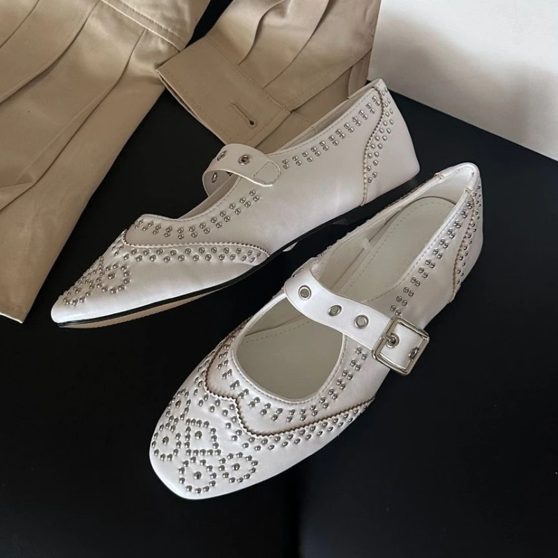 レトロリベットバックルデザインフラットシューズ レディース  - Women Shoes Branded のレビューと価格