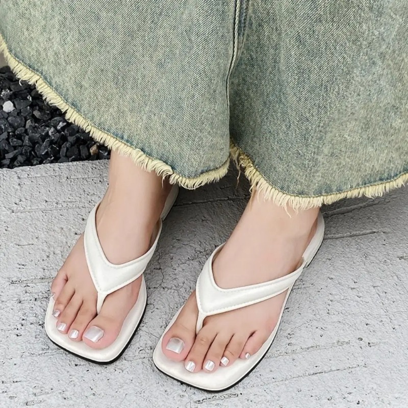 女性用ソリッドスクエアトゥフリップフロップ、ソフトで滑りにく - Square Toe Mule のレビューと価格